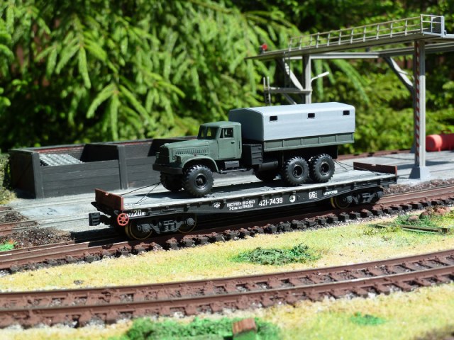 ЖД платформа с автомобилем КРаЗ-255.