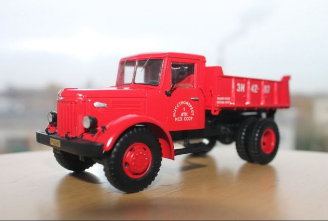 Труженик советских строек и рудников - тяжелый самосвал МАЗ-205