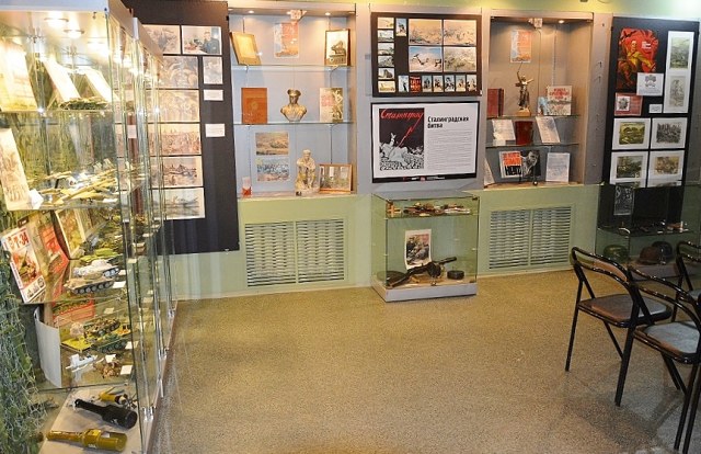 Небольшая выставочка в ограниченном пространстве.