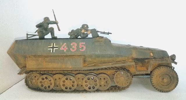 Немецкий полугусеничный БТР Hanomag Sd.kfz251/1 c 5 фигурами (1:35)