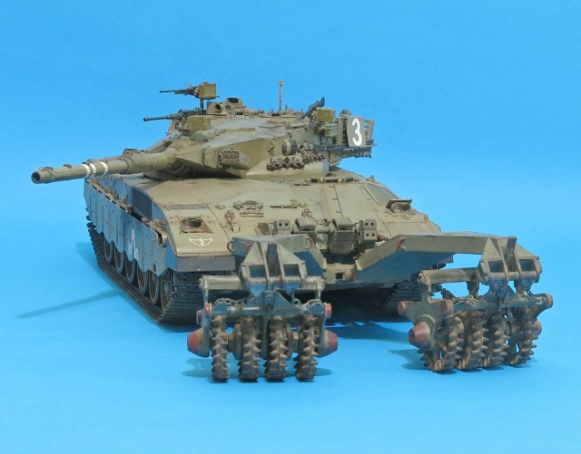 Израильский ОБТ Merkava I Hybrid с минным тралом