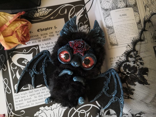 Летучая мышь "Повелительница роз"