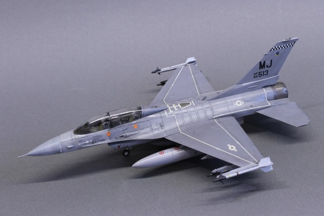 F-16D .
