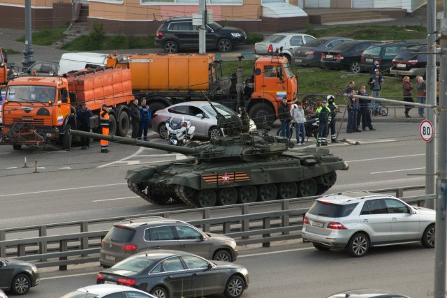 Прохождение военной техники на тренировку парада