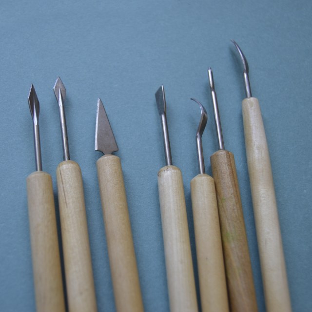 Набор металлических стеков с деревянными ручками