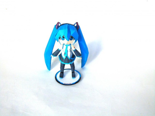 Фигурка популярной виртуальной японской певицы Хацунэ Мику (яп. 初音ミク