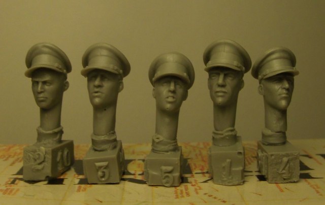 British style Officer s caps  1/35