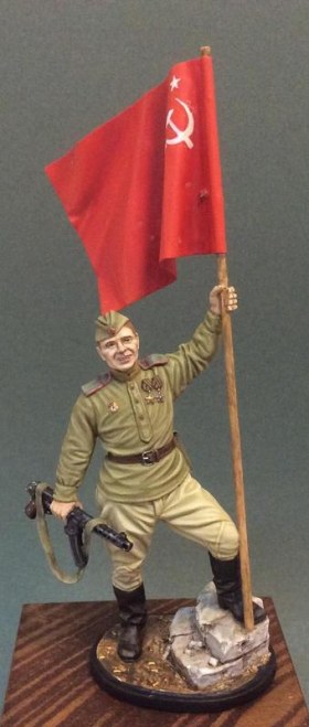 Гвардии ефрейтор пехоты Красной Армии с советским флагом