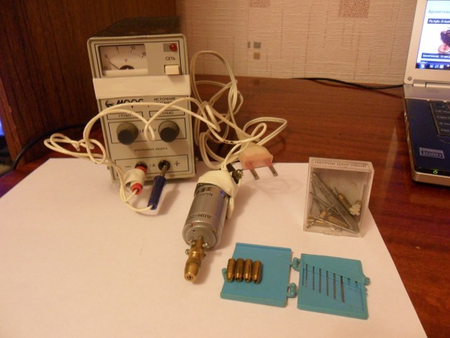 Ручная дрель и станок для сверления