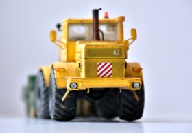 Трактор К-701 с прицепом тяжеловозом ЧМЗАП-5212