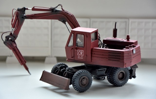 Экскаватор ЭО-3323 с гидромолотом МГ-300