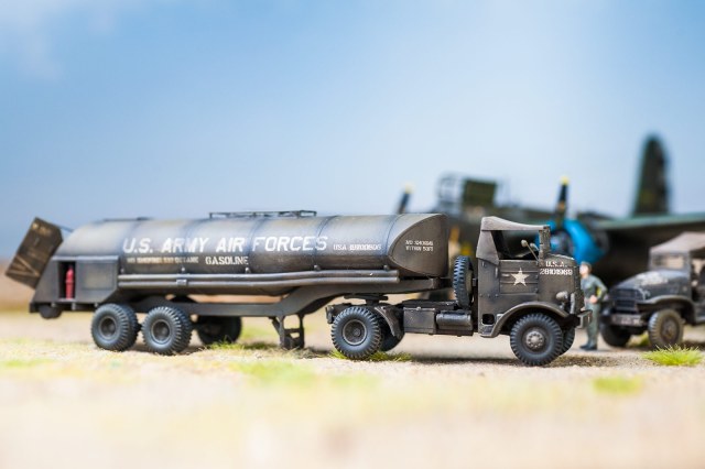 Autocar U-7144-T 4x4 Tractor + F-1 Fuel Trailer