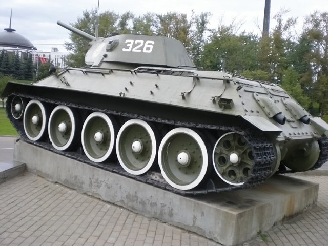 Танк-памятник Т-34 на Поклонной