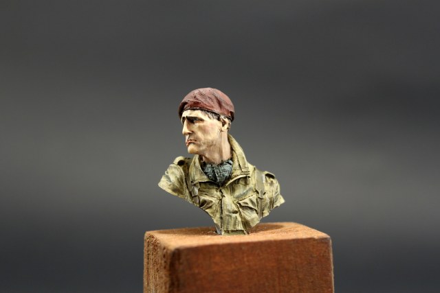 Бордовый берет НАТО (бюст)