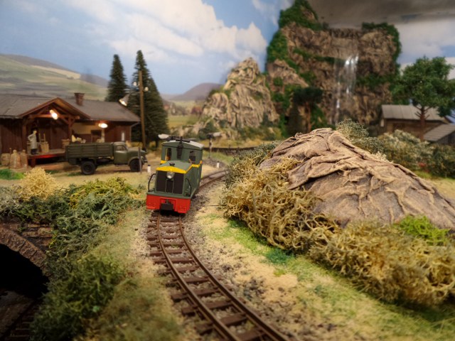 Поезд УЖД с грузом леса.