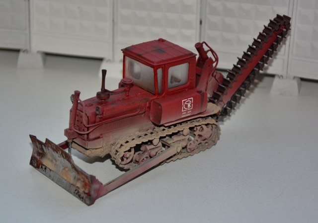 Трактор ДТ-75Н с отвалом и землеройной машиной