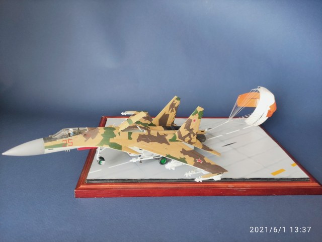 СУ-35 - Посадка с парашютом.