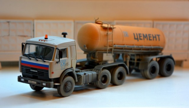 Седельный тягач КАМАЗ 54115 с полуприцепом-цементовозом ТЦ-11