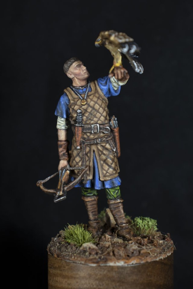 Арбалетчик с соколом