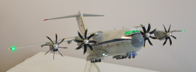 Airbus A400M, модель самолета - пособие Учлета: винты и бортовые огни