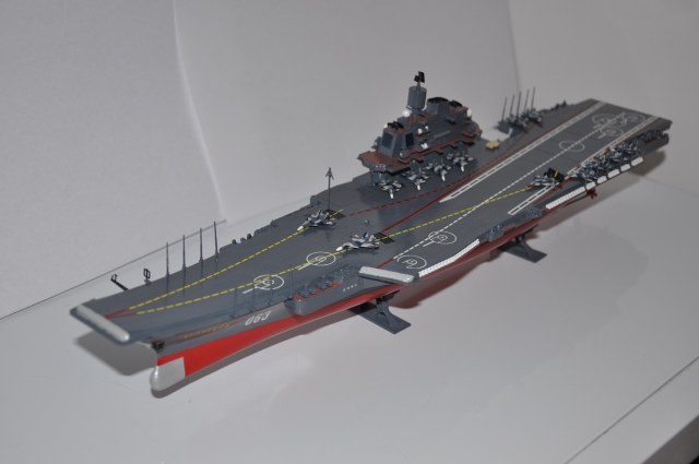 ТАКР "Адмирал Флота Советского Союза Кузнецов" 1/720 Звезда