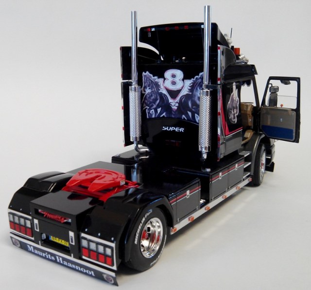 Italeri 736 - Scania T 143 M500 Streamline