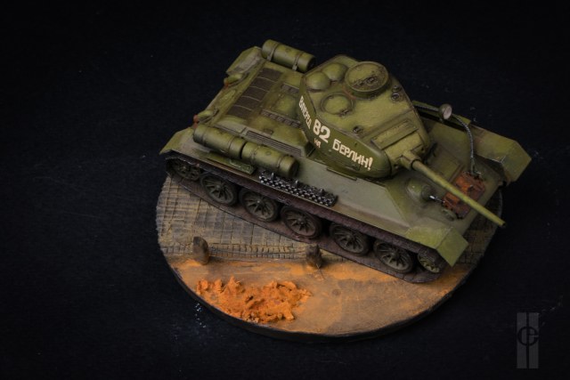 Наши в городе! (Т-34/85)