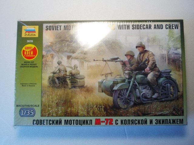 Советский мотоцикл М-72 с коляской и экипажем