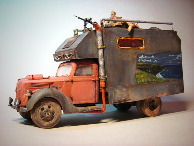 Фургон и топливозаправщик