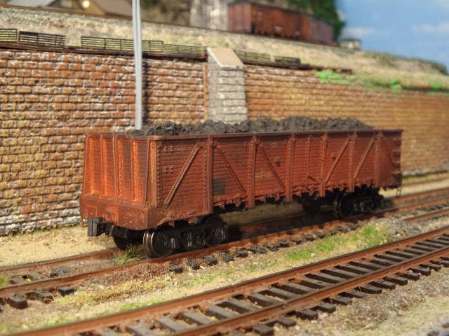 Старый полувагон с грузом угля.