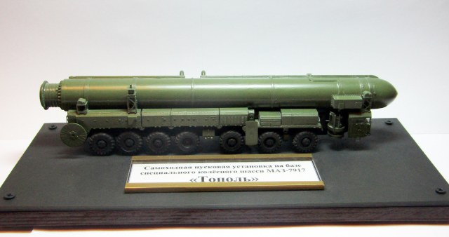 Самоходная пусковая установка на базе специального колёсного шасси МАЗ-7917 "Тополь"