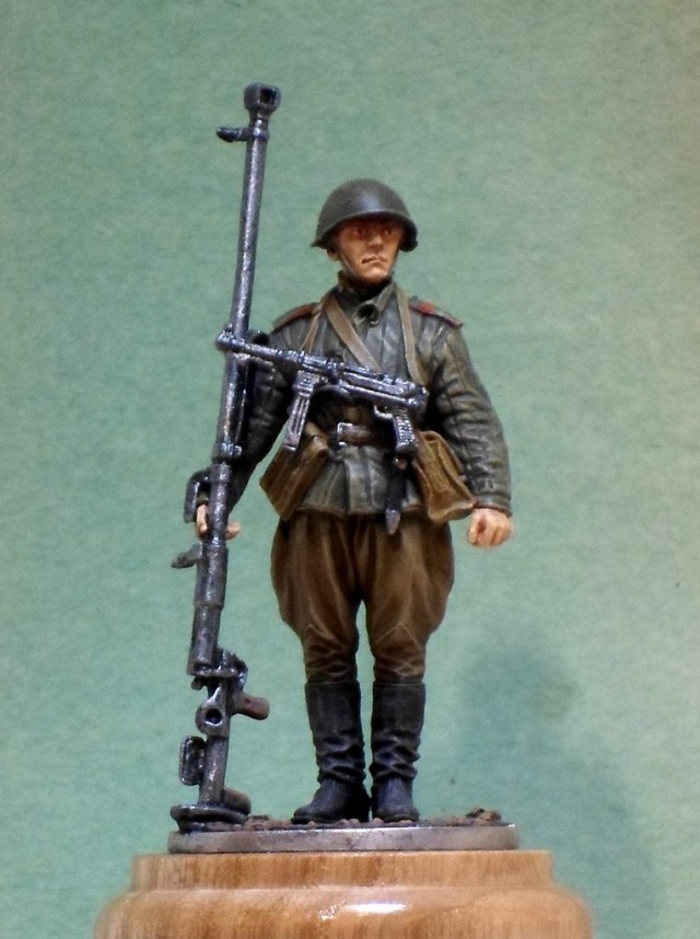 Наводчик противотанкового ружья мл. сержант пехоты Красной Армии (с ПТРД и трофейным МП-40). 1943-45 гг. СССР