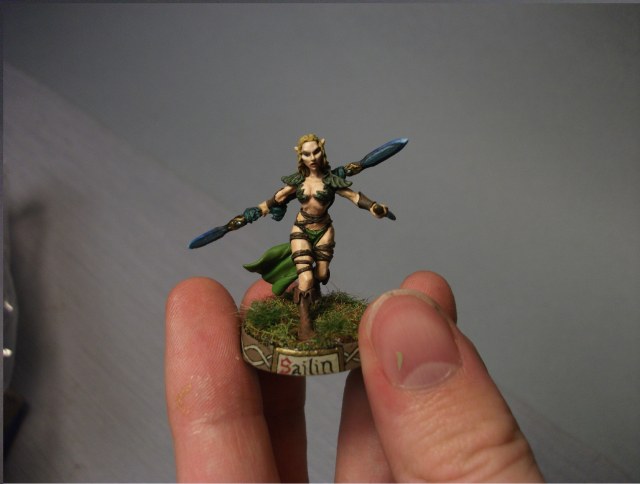 Сайлин, танцующая с клинками.