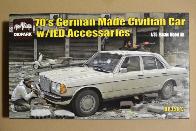 70's Civilian Car W/IED Accessary 1/35