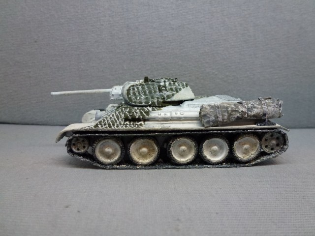 Т-34-76 выпуска лета 1941г. еще ХПЗ в бело- сетчатом камуфляже типа 1гв тбр(21тбр)