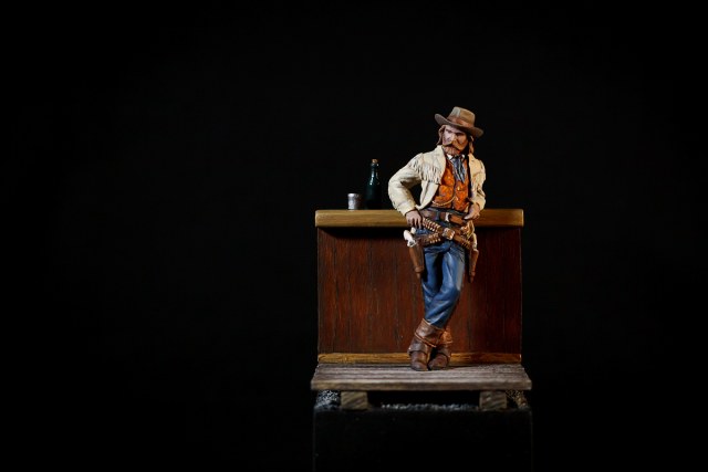 Ковбой у стойки бара. 54 мм (1/32), смола