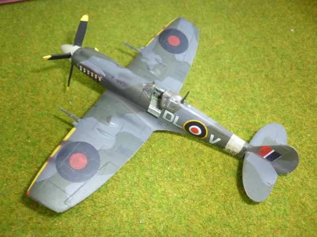 supermarine Spitfire Mk XII пилот - командир41dyon RAF Том Нейл -Англия ,1944год