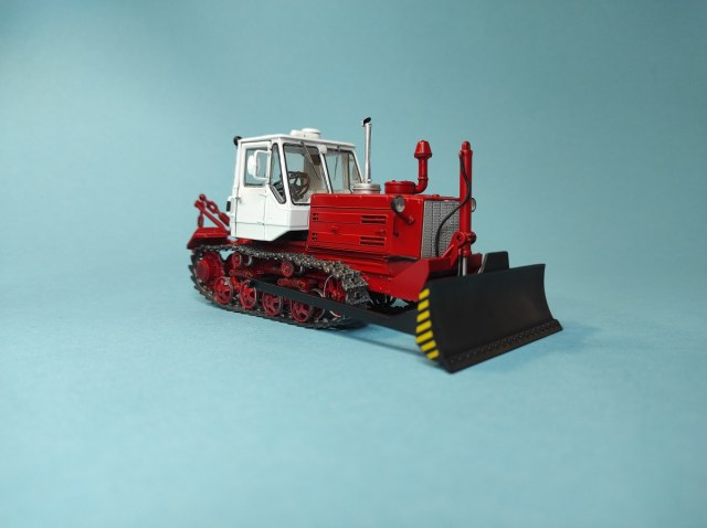 Трактор Т-150 с бульдозерным отвалом