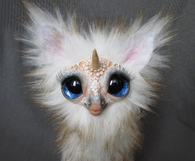 Озорная пушистая единорожка