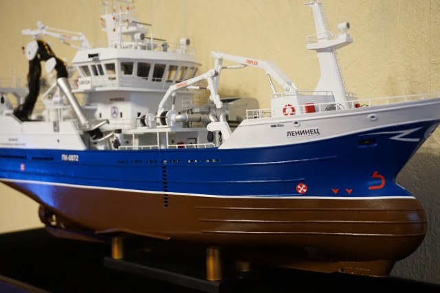 Сейнер-траулер рефрижератор "Ленинец"