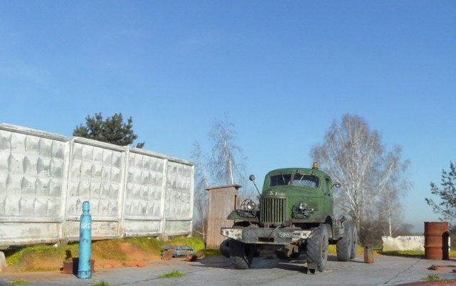 Зил 157 на "задворках автобазы".