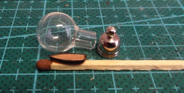 Разные мелочи в чем-то, напоминающем бутылки