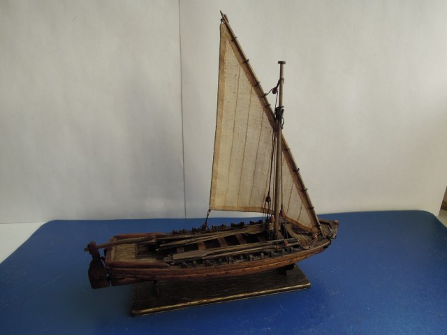 баркас под парусом