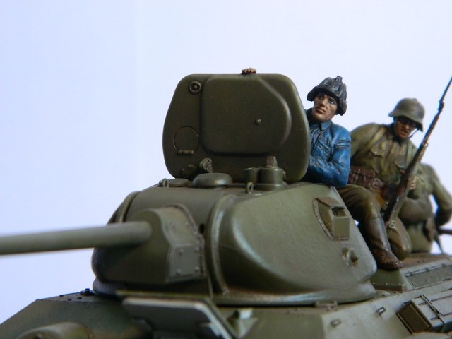 Тридцатьчетвёрка на марше