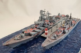 Ракетный крейсер "Москва" и эскадренный миноносец "Адмирал Ушаков", 1/700