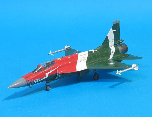 Китайский JF-17 Thunder в пакистанском окрасе