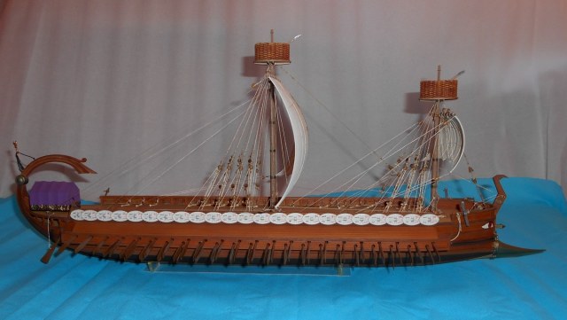 Карфагенский корабль.   Этюд в тёмно- желтых тонах с пляшущими человечками.