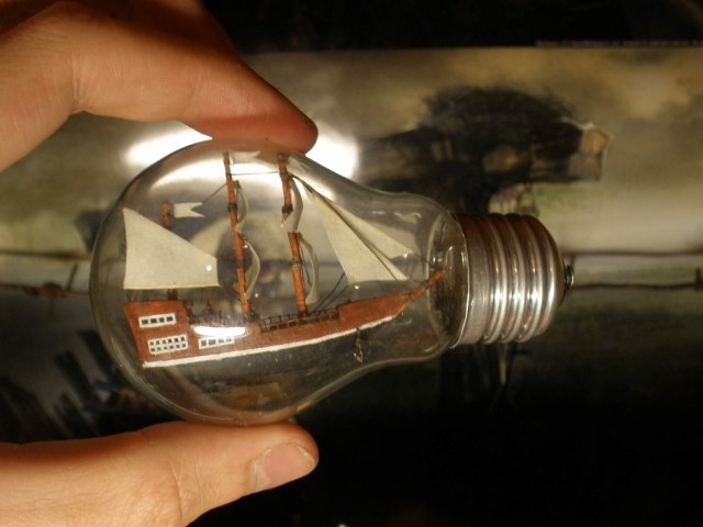 Кораблик в лампочке