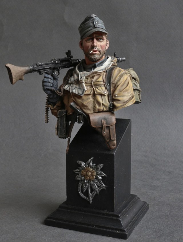 Бюст пулеметчика 1-й горной дивизии