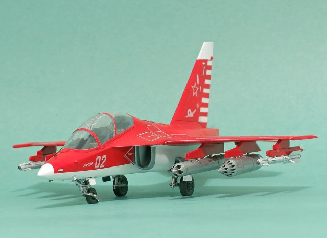 Як-130 красный